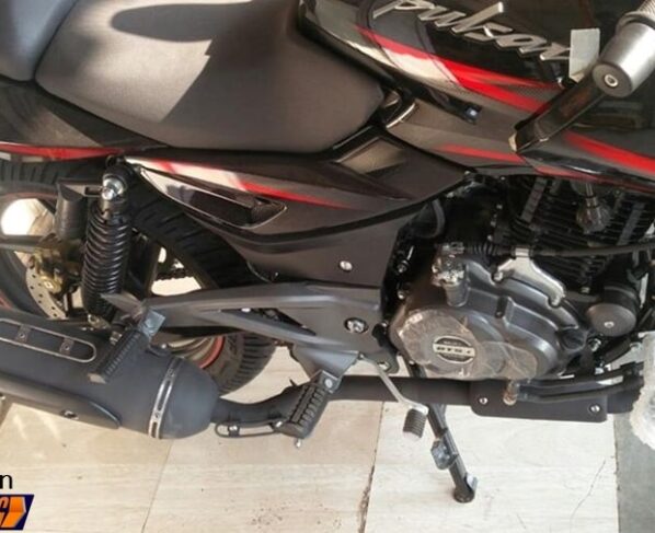 2017 Bajaj Pulsar 220F 1 - 2017 Bajaj Pulsar 220F Spotted at a Dealership 2017 Bajaj Pulsar 220F 1