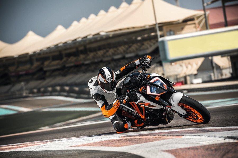 2017-ktm-1290-super-duke-r-action-01