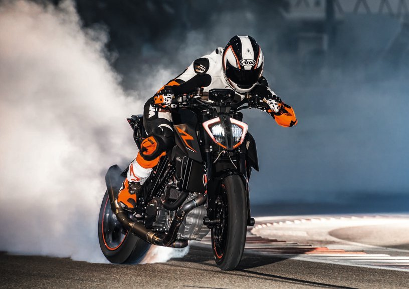 2017-ktm-1290-super-duke-r-action-03