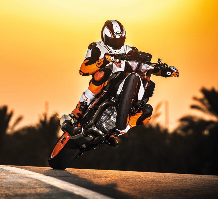 2017-ktm-1290-super-duke-r-action-04