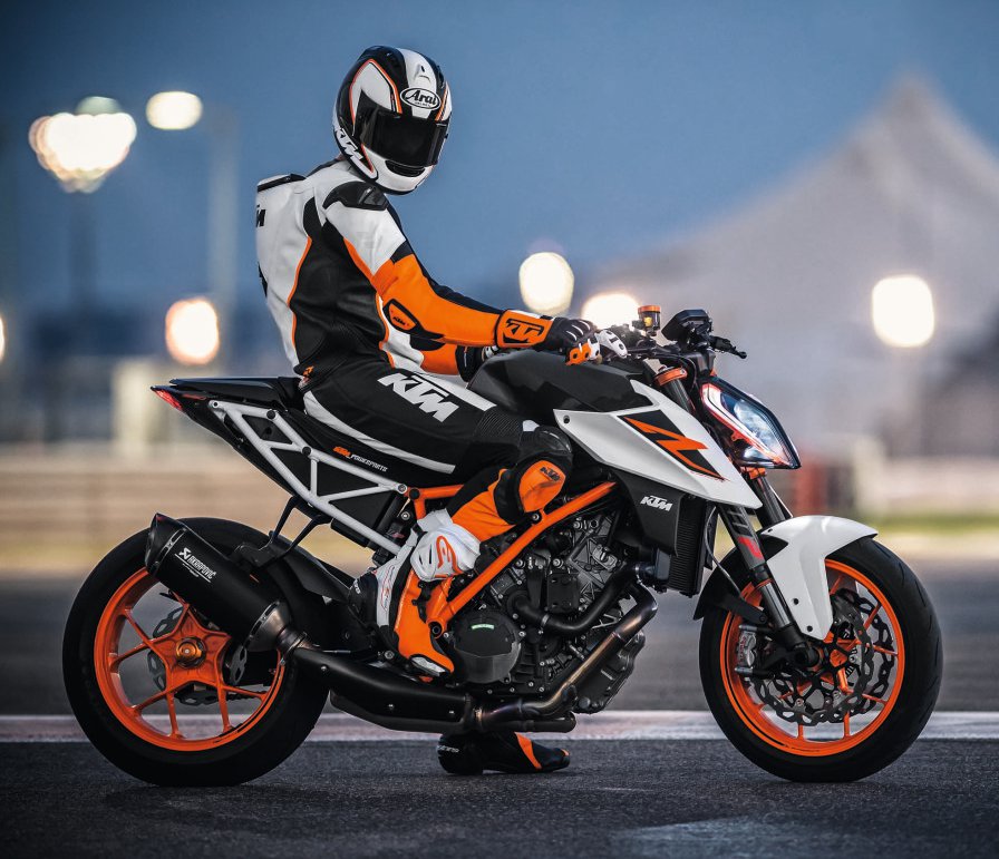 2017-ktm-1290-super-duke-r-action-12