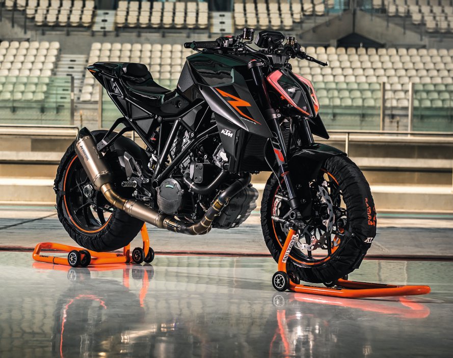 2017-ktm-1290-super-duke-r-static-04