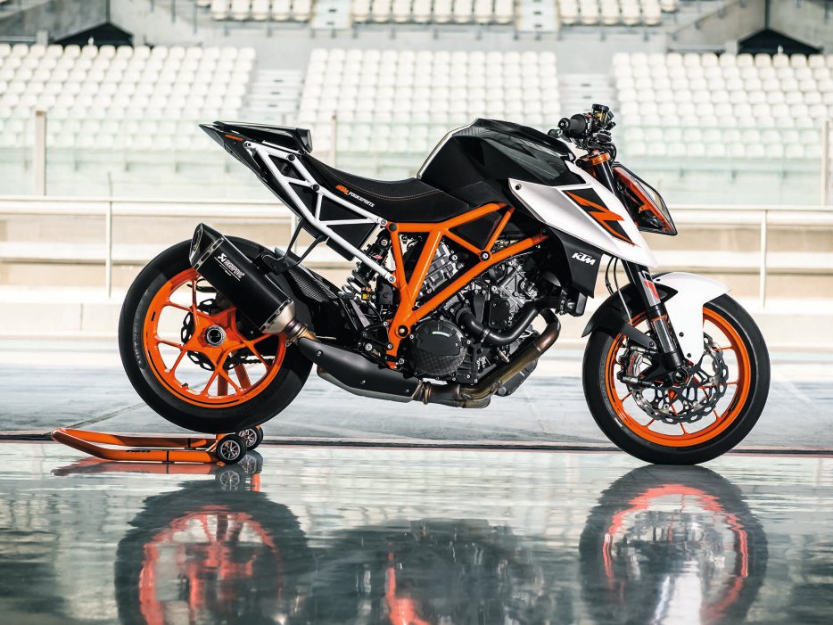 2017-ktm-1290-super-duke-r-static-06