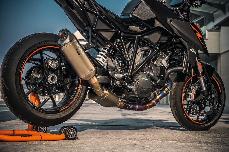 2017-ktm-1290-super-duke-r-static-07