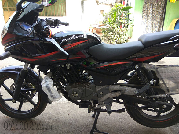 Baja Pulsar 220 F 7 - 2017 Bajaj Pulsar 220F Launched at INR 91000 Baja Pulsar 220 F 7