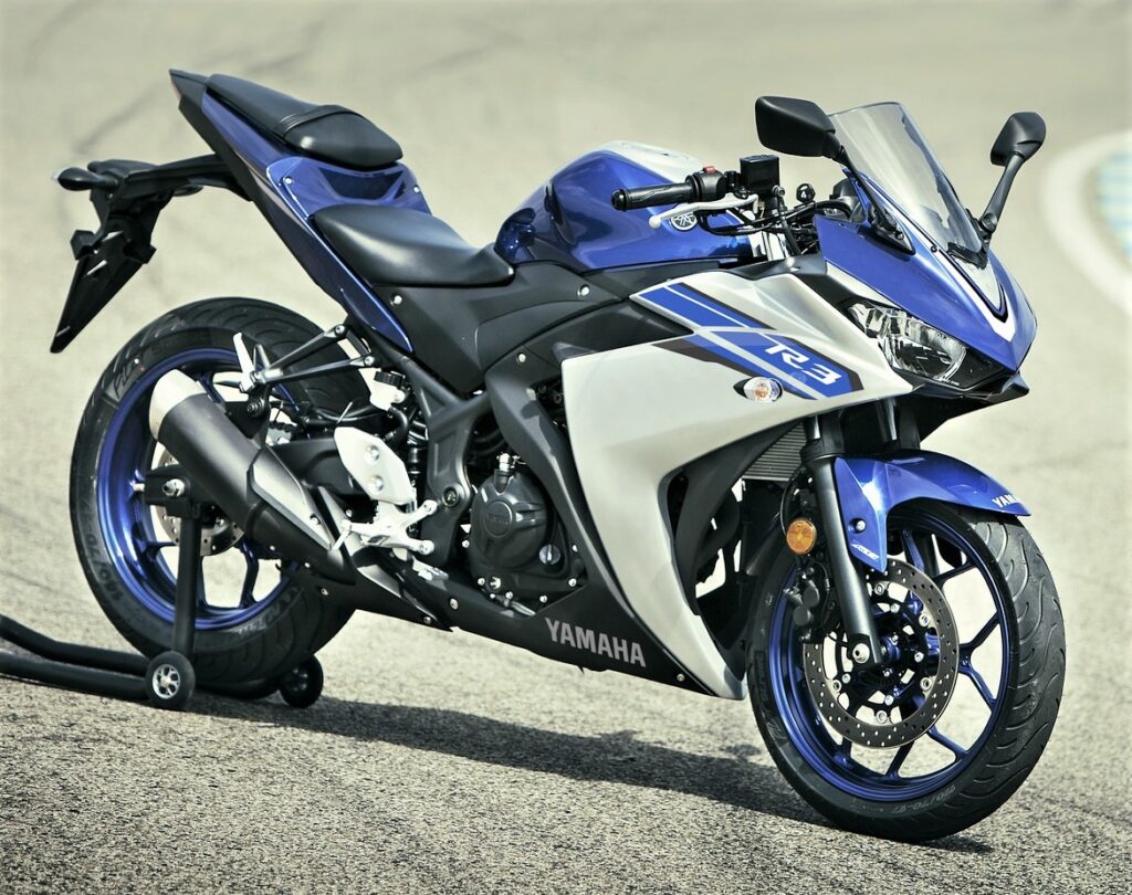 2016-Yamaha-YZF-R320-EU-Race-Blu-Static-001