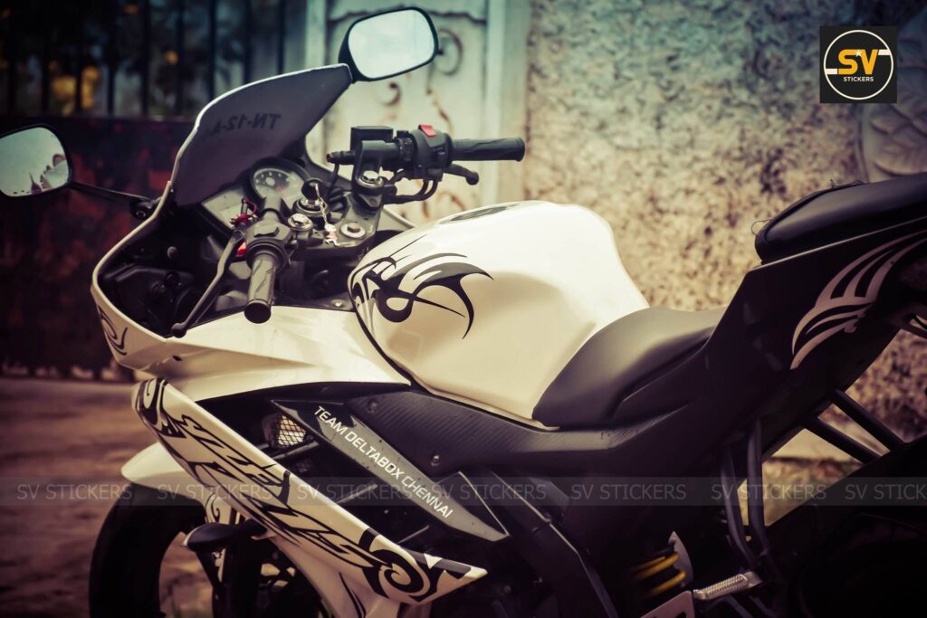 White Yamaha R15 V2