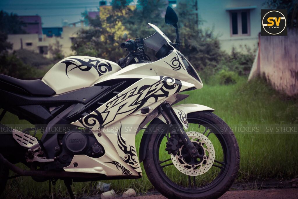 White Yamaha R15 V2