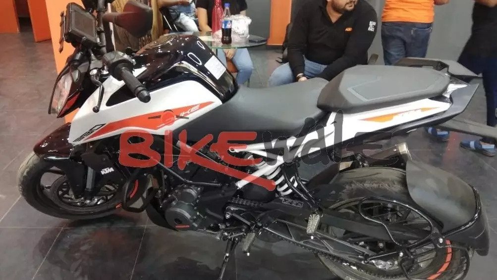 White-Black 2020 KTM Duke 390