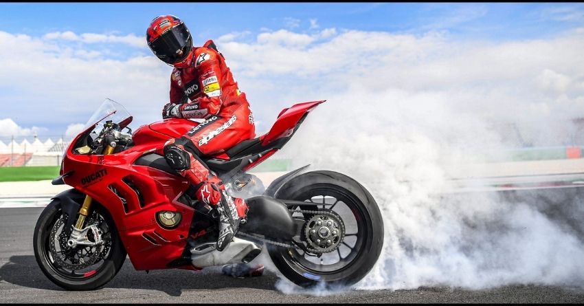 2022 Ducati Panigale V4 and Panigale V4S Officially Unleashed